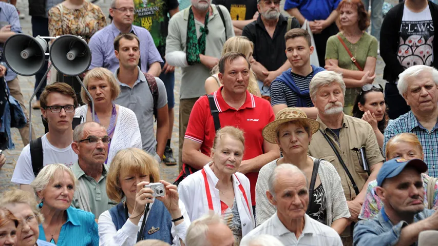 Фотарэпартаж, як Някляеў адзначыў 70-годдзе каля помніка Янкі Купалы ў Мінску 