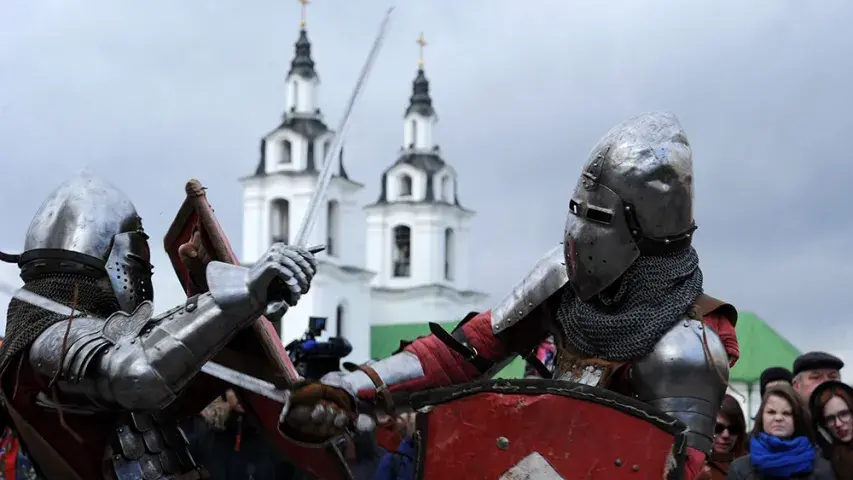 Фотарэпартаж: У Мінску зладзілі бітву на Нямізе