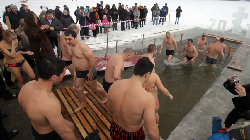 Сотні гродзенцаў акунуліся на Вадохрышча (фотарэпартаж)