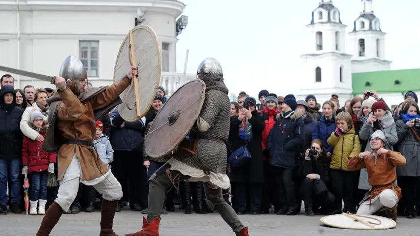 Фотарэпартаж: У Мінску зладзілі бітву на Нямізе