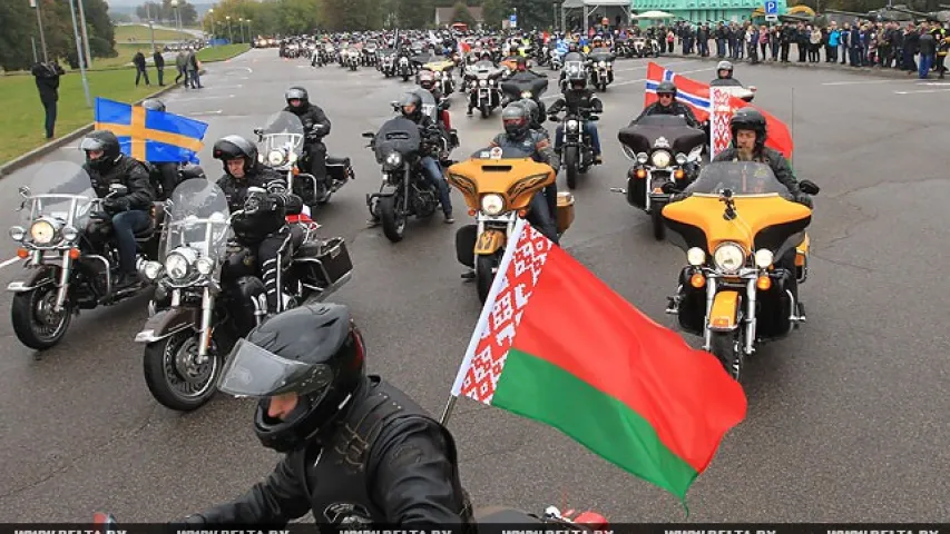 Аляксандр Лукашэнка разам з сынам Мікалаем на матацыкле. Фотафакт