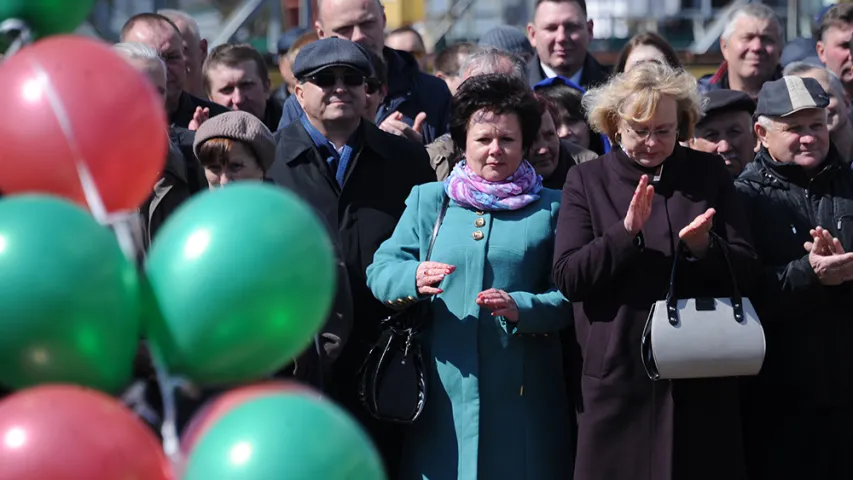 У Пінску спусцілі на ваду беларускі круізны цеплаход. Фотарэпартаж