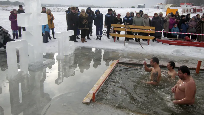 Сотні гродзенцаў акунуліся на Вадохрышча (фотарэпартаж)