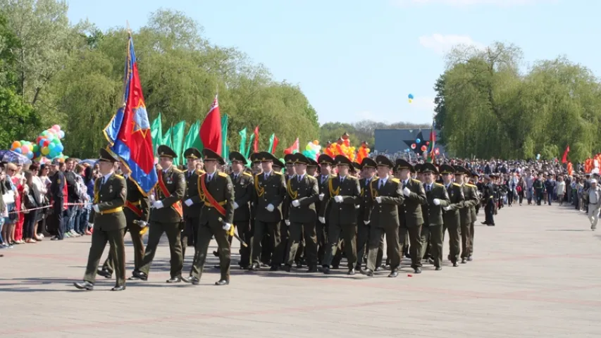 У Брэсцкай крэпасці 9 траўня мітынгавалі каля 35 тысяч чалавек (фота)