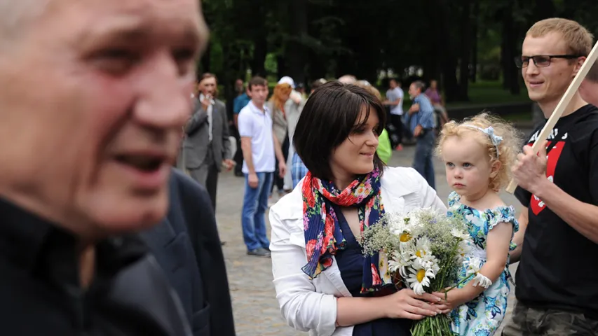 Фотарэпартаж, як Някляеў адзначыў 70-годдзе каля помніка Янкі Купалы ў Мінску 