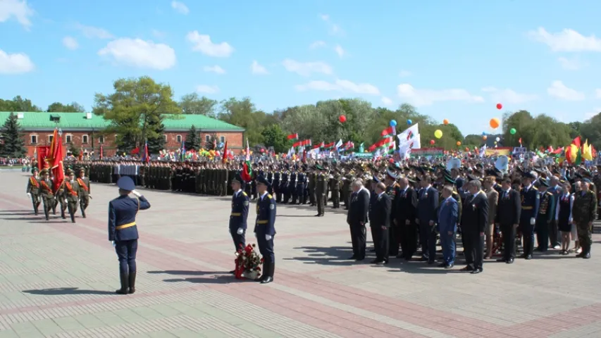 У Брэсцкай крэпасці 9 траўня мітынгавалі каля 35 тысяч чалавек (фота)