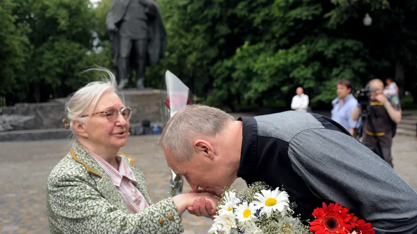 Фотарэпартаж, як Някляеў адзначыў 70-годдзе каля помніка Янкі Купалы ў Мінску 