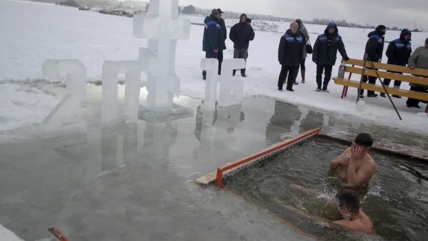 Сотні гродзенцаў акунуліся на Вадохрышча (фотарэпартаж)