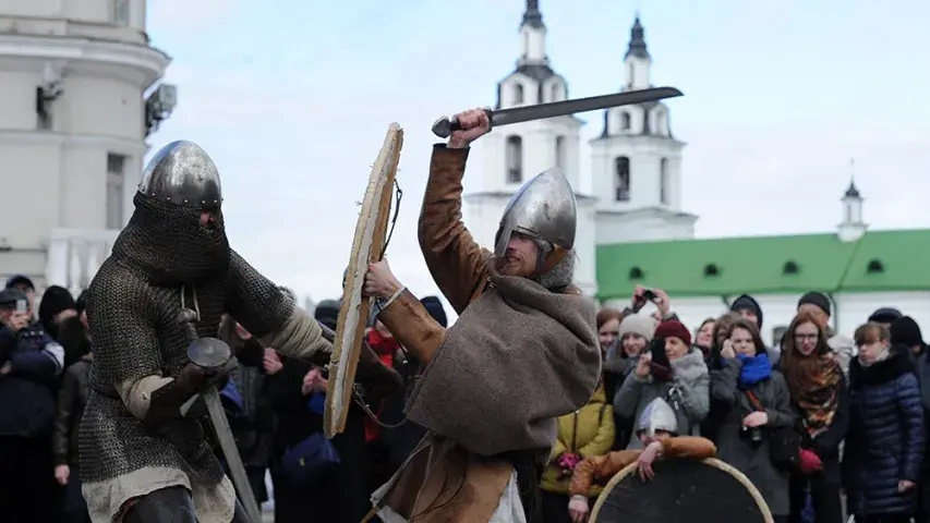 Фотарэпартаж: У Мінску зладзілі бітву на Нямізе