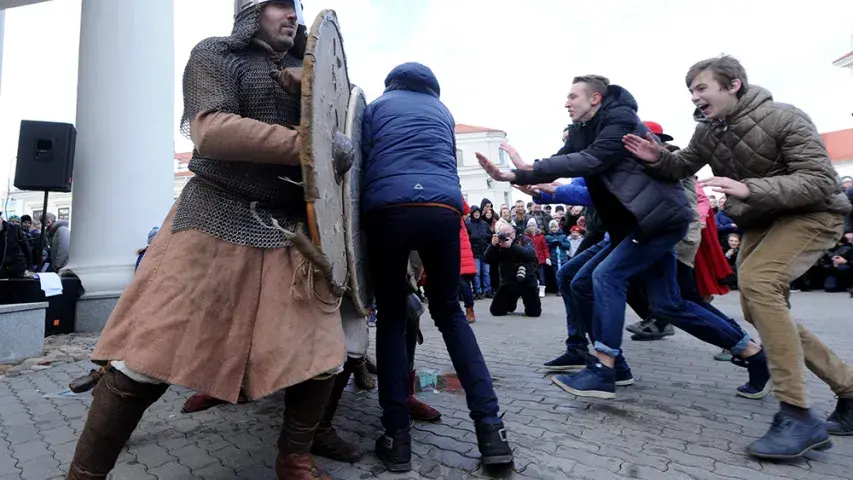 Фотарэпартаж: У Мінску зладзілі бітву на Нямізе