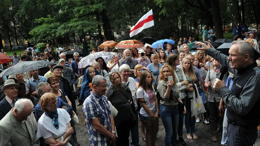 Фотарэпартаж, як Някляеў адзначыў 70-годдзе каля помніка Янкі Купалы ў Мінску 