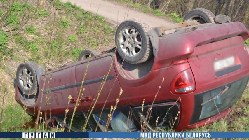 У Брэсцкім раёне аўтамабіль з малымі дзецьмі перакуліўся і трапіў у канал