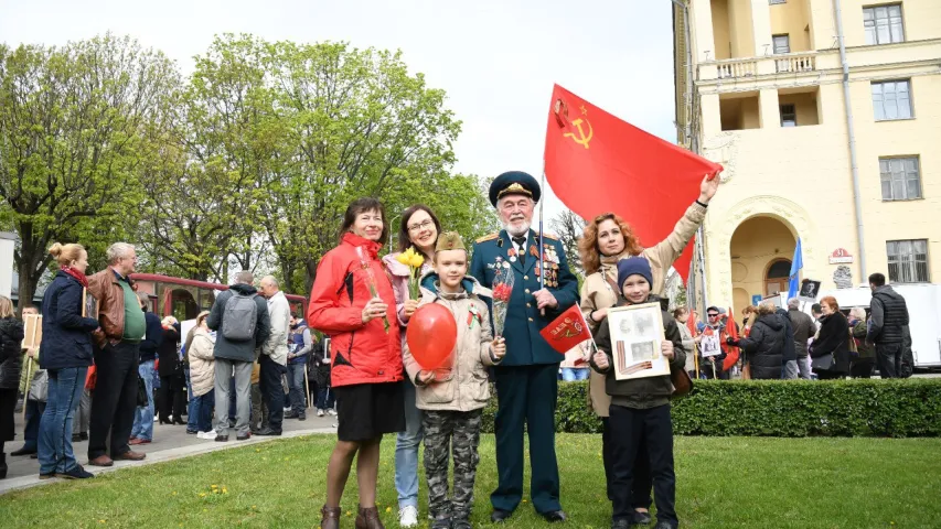 У Мінску ўдзельнікі акцыі "Несмяротны полк" прынеслі партрэты Сталіна (фота)