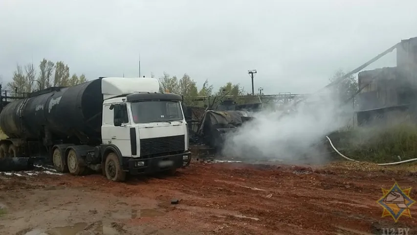 На тэрыторыі керамічнага завода ў Шумілінскім раёне загарэўся мазут (фота)