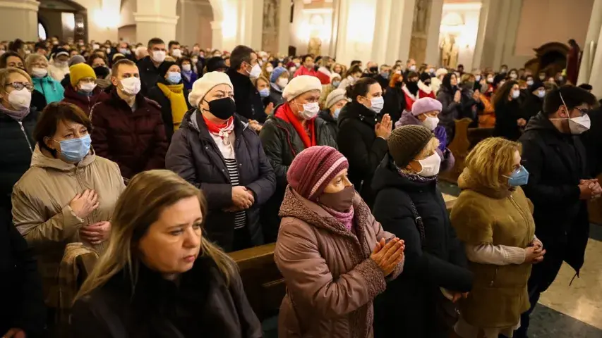 У Мінску сотні людзей прыйшлі на імшу па памерлым Рамане Бандарэнку