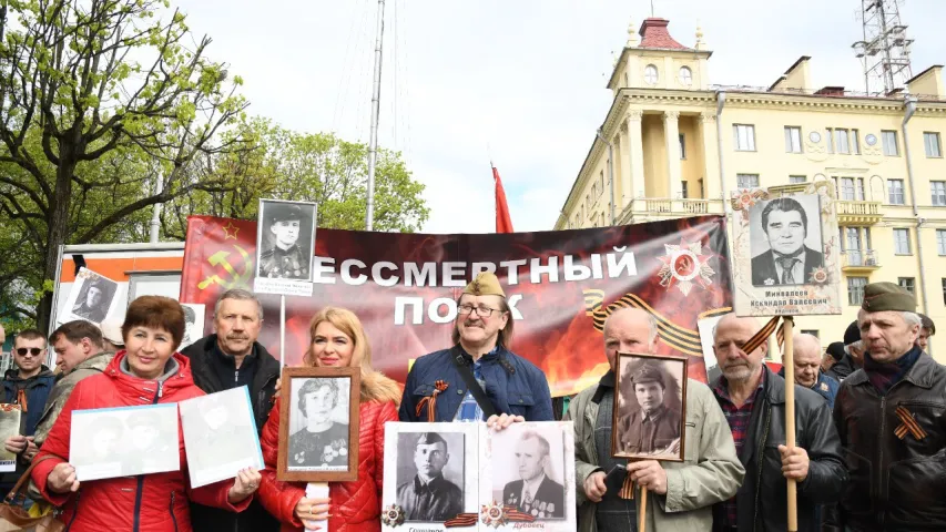 У Мінску ўдзельнікі акцыі "Несмяротны полк" прынеслі партрэты Сталіна (фота)