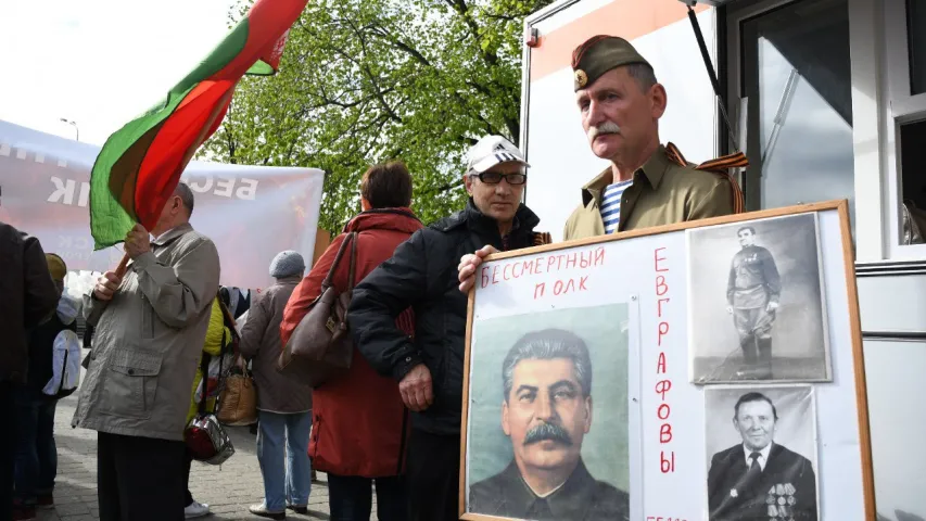 У Мінску ўдзельнікі акцыі "Несмяротны полк" прынеслі партрэты Сталіна (фота)