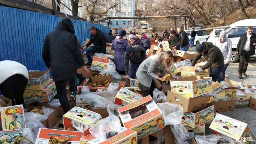 Прадпрымальнікі бясплатна раздалі 24 тоны бананаў з Эквадора (фота)