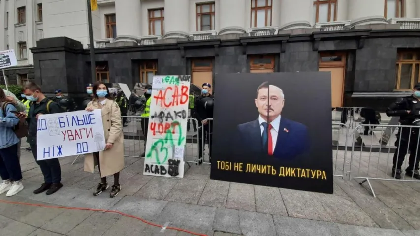 У Кіеве каля Офіса прэзідэнта ўсталявалі постэр з фота Лукашэнкі і Зяленскага