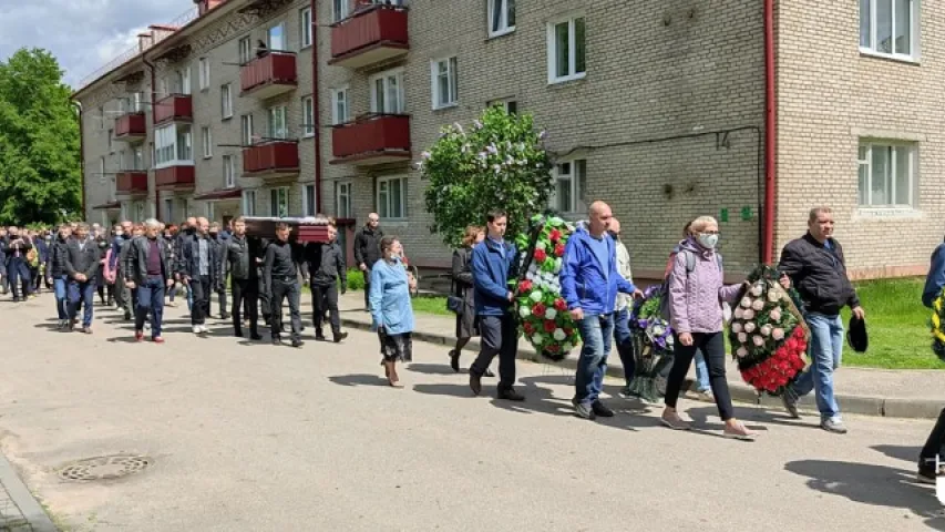 Як у Бярозаўцы развітваліся з палітвязнем Вітольдам Ашуркам