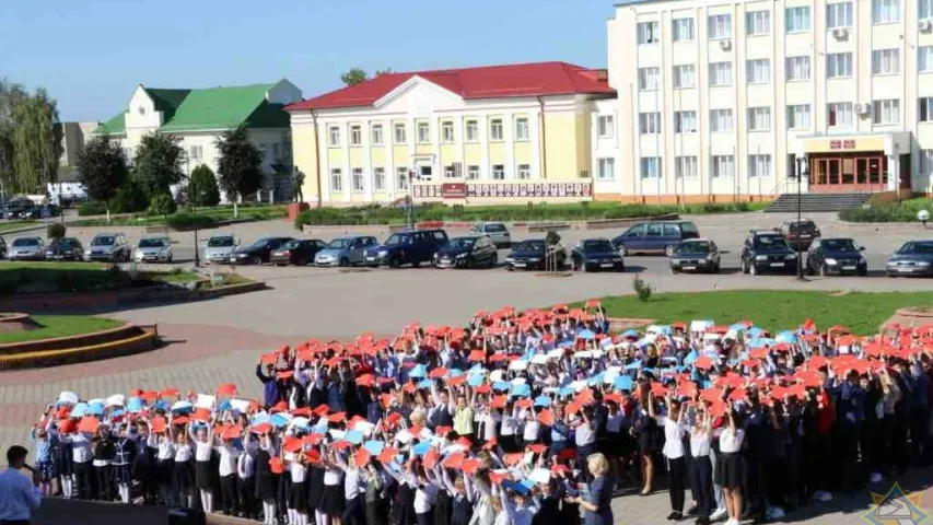 У Воранаве сотні школьнікаў стаялі на плошчы ў форме трох лічбаў