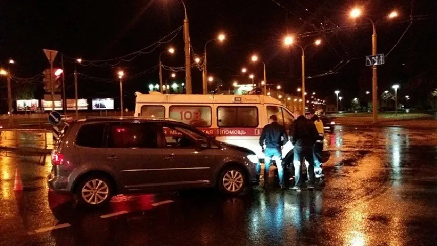 У Гродне Volkswagen сутыкнуўся з "хуткай", якая везла цяжкахворага пацыента