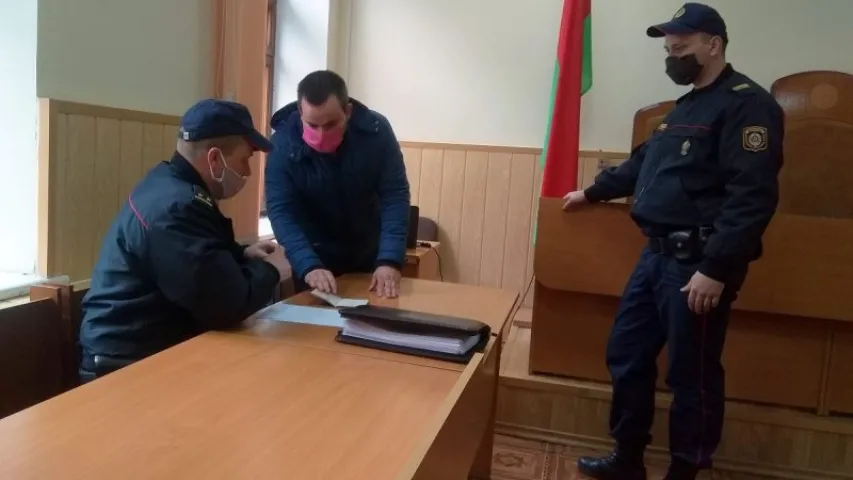 Суддзя не змагла выдаліць з залы 15 чалавек, які прыйшлі падтрымаць актывіста