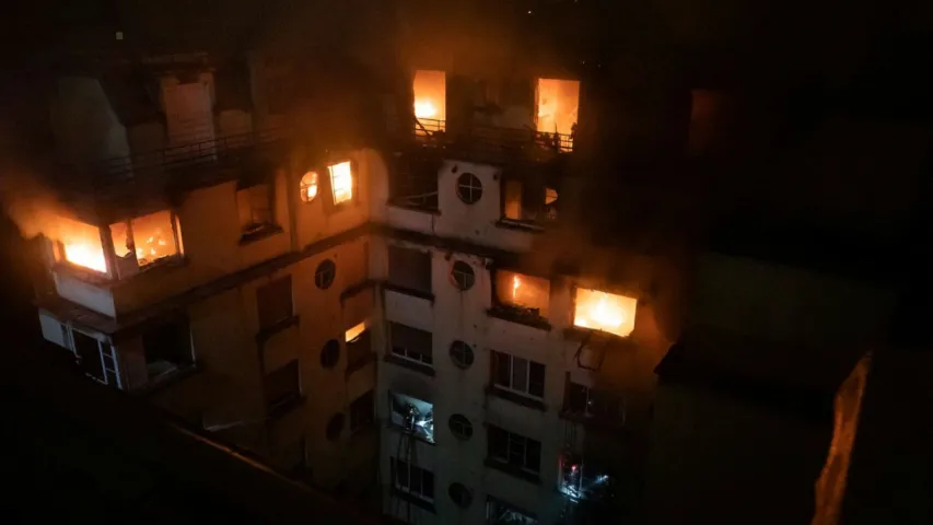 У Парыжы на пажары загінулі восем чалавек, дзясяткі пацярпелі