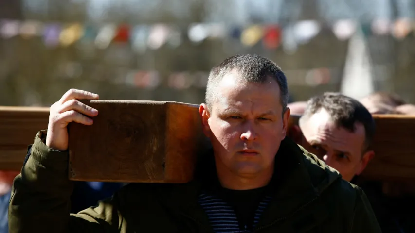 Як у Ашмянах усталёўвалі 400-кілаграмовы крыж (фота)