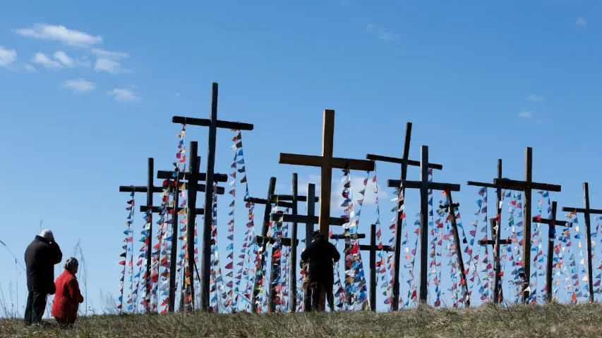 Як у Ашмянах усталёўвалі 400-кілаграмовы крыж (фота)