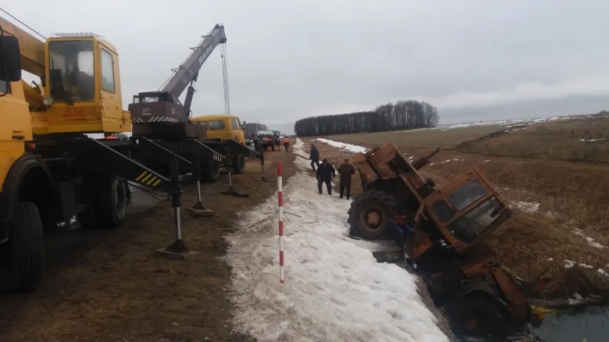 У Добрушскім раёне ратавалі зваршчыка, якога прыціснуў трактар