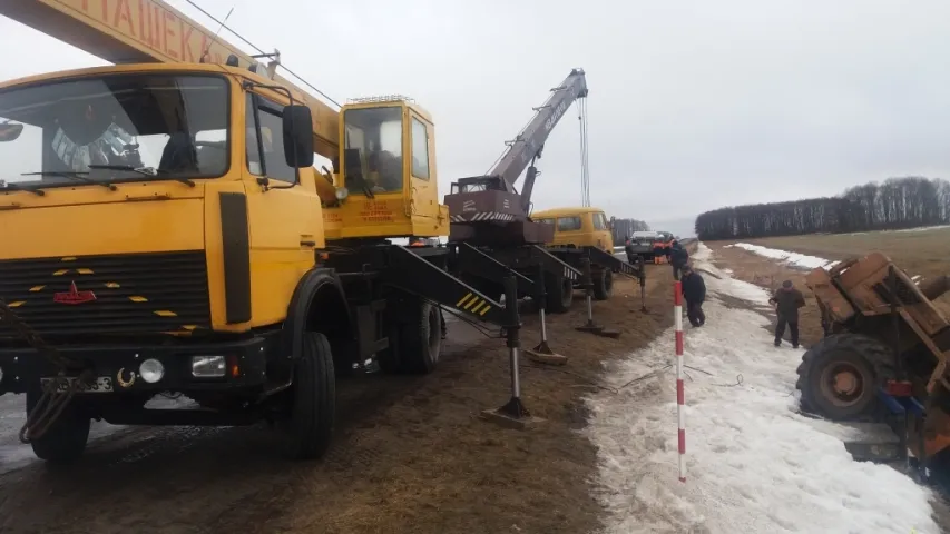 У Добрушскім раёне ратавалі зваршчыка, якога прыціснуў трактар