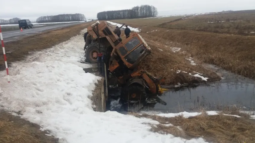 У Добрушскім раёне ратавалі зваршчыка, якога прыціснуў трактар