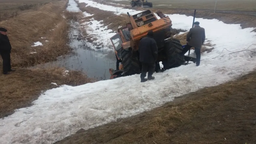 У Добрушскім раёне ратавалі зваршчыка, якога прыціснуў трактар