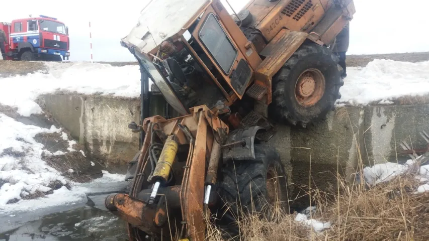 У Добрушскім раёне ратавалі зваршчыка, якога прыціснуў трактар