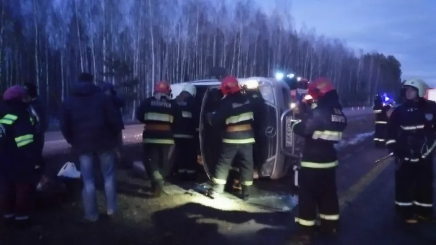 Кіроўцы не падзялілі дарогу пад Рэчыцай — перакуліўся мікрааўтобус