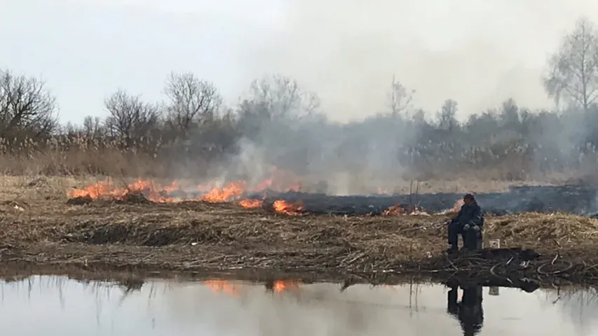 У Слуцку рыбакі вудзілі рыбу, нягледзячы на пажар за спінамі 