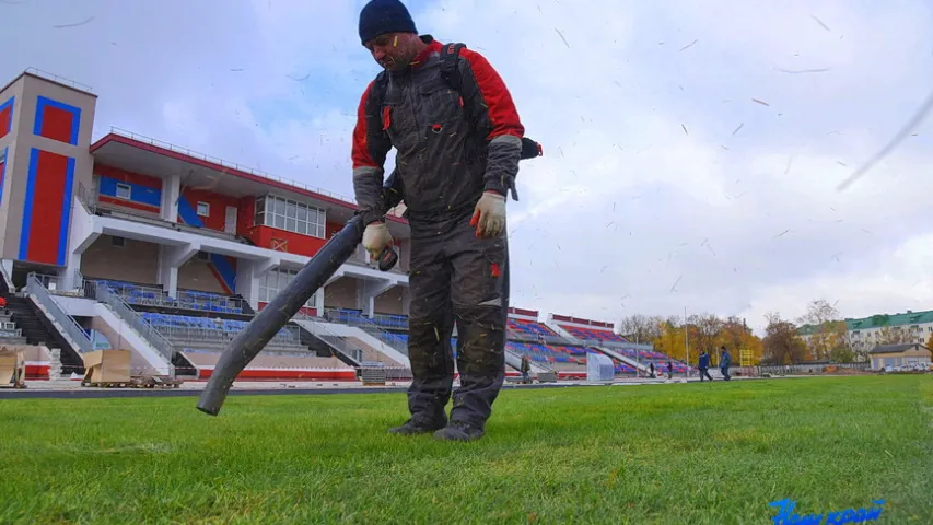 У Баранавічах вандалы пашкодзілі спецтэхніку і газон на стадыёне