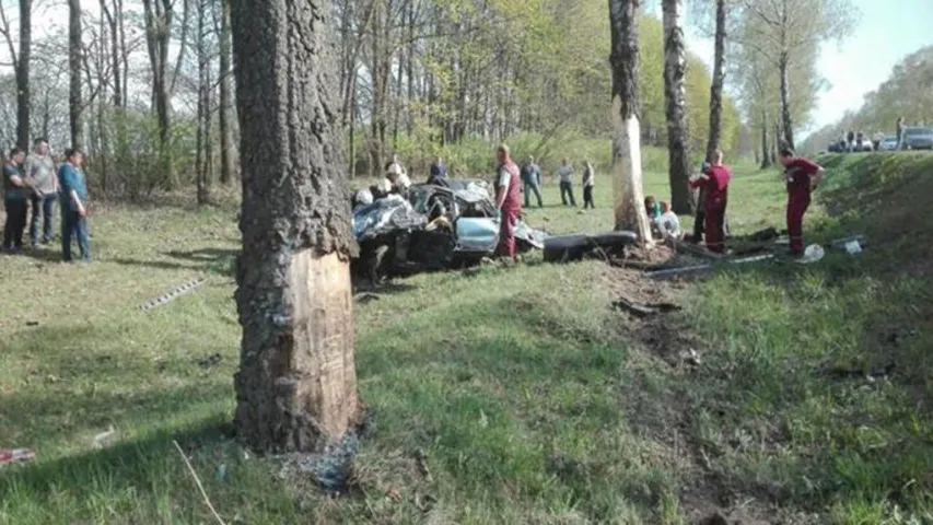 Бяспраўнік на Volvo урэзаўся ў дрэва і разбіў машыну, у бальніцы трое падлеткаў