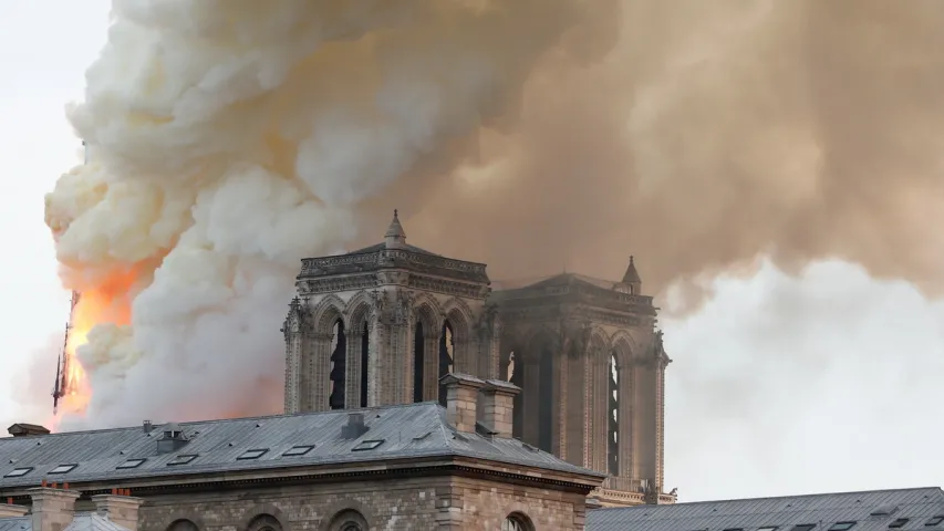 Пажар у Нотр-Дам дэ Пары: абваліўся дах, шпіль, расплавіліся вітражы (фота)