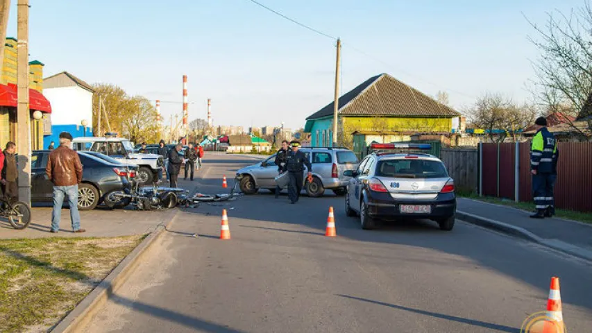 З’явілася відэа тарана матацыкла і легкавіка ў Светлагорску