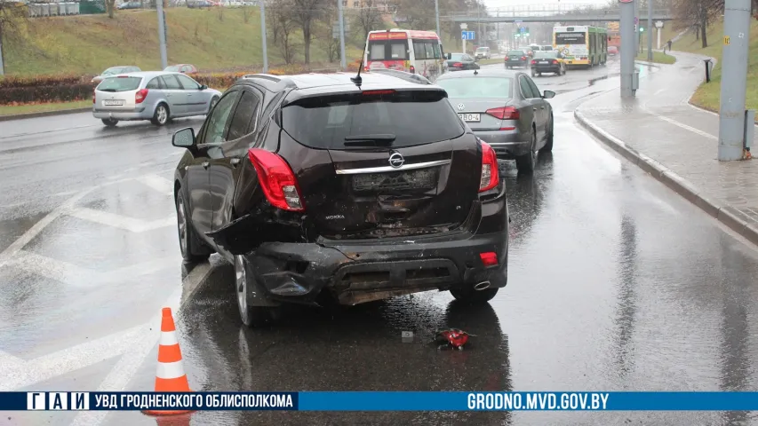 У Гродне аварыя з удзелам двух аўтамабіляў Opel, адзін з якіх збіў пешахода