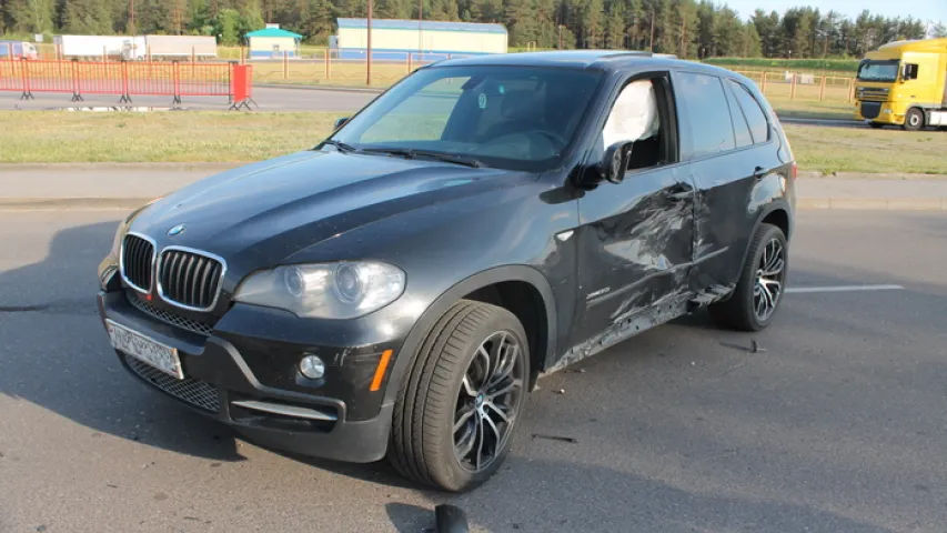 У пункце пропуску “Брузгі” на мяжы з Польшчай сутыкнуліся “BMW X5” і “Honda”