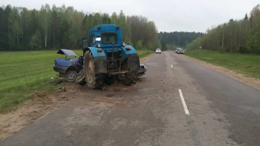 У Ашмянскім раёне Nissan трапіў пад трактар, загінула жанчына