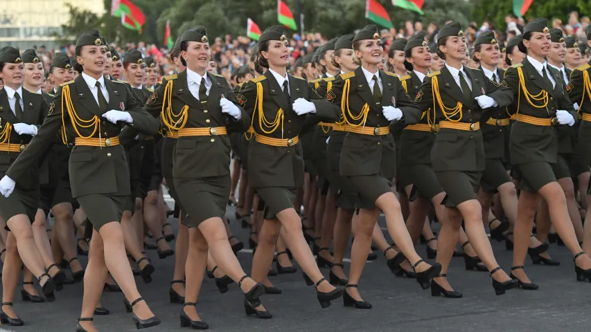 За гадзіну да салюта... Фотарэпартаж з парада ў Мінску