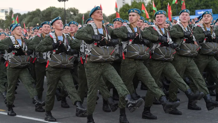 За гадзіну да салюта... Фотарэпартаж з парада ў Мінску