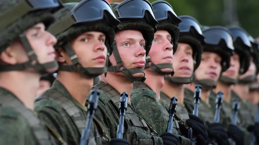 За гадзіну да салюта... Фотарэпартаж з парада ў Мінску