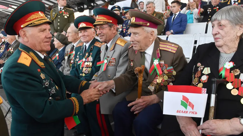 За гадзіну да салюта... Фотарэпартаж з парада ў Мінску