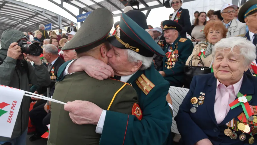 За гадзіну да салюта... Фотарэпартаж з парада ў Мінску