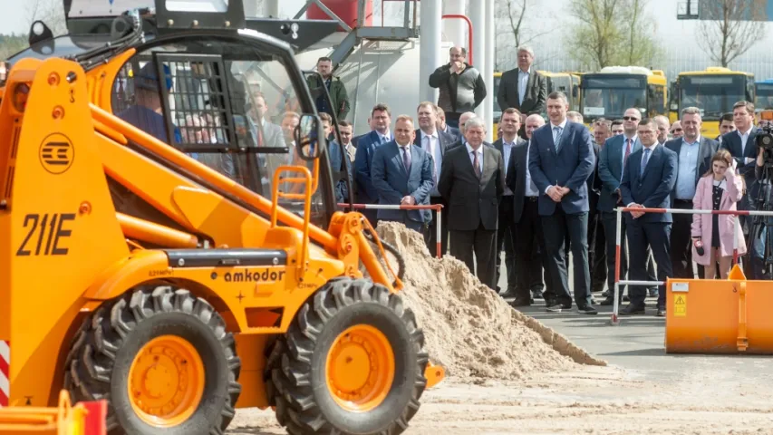 Віталь Клічко ў Кіеве сеў за руль трактара “Беларус” і аўтобуса МАЗ (фота)